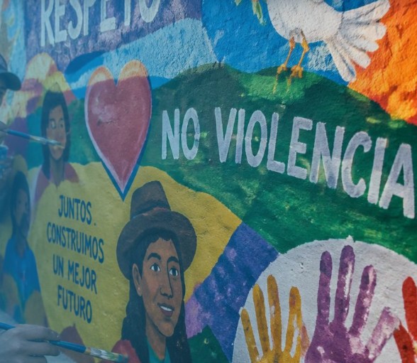 Mural juvenil con el mensaje No violencia