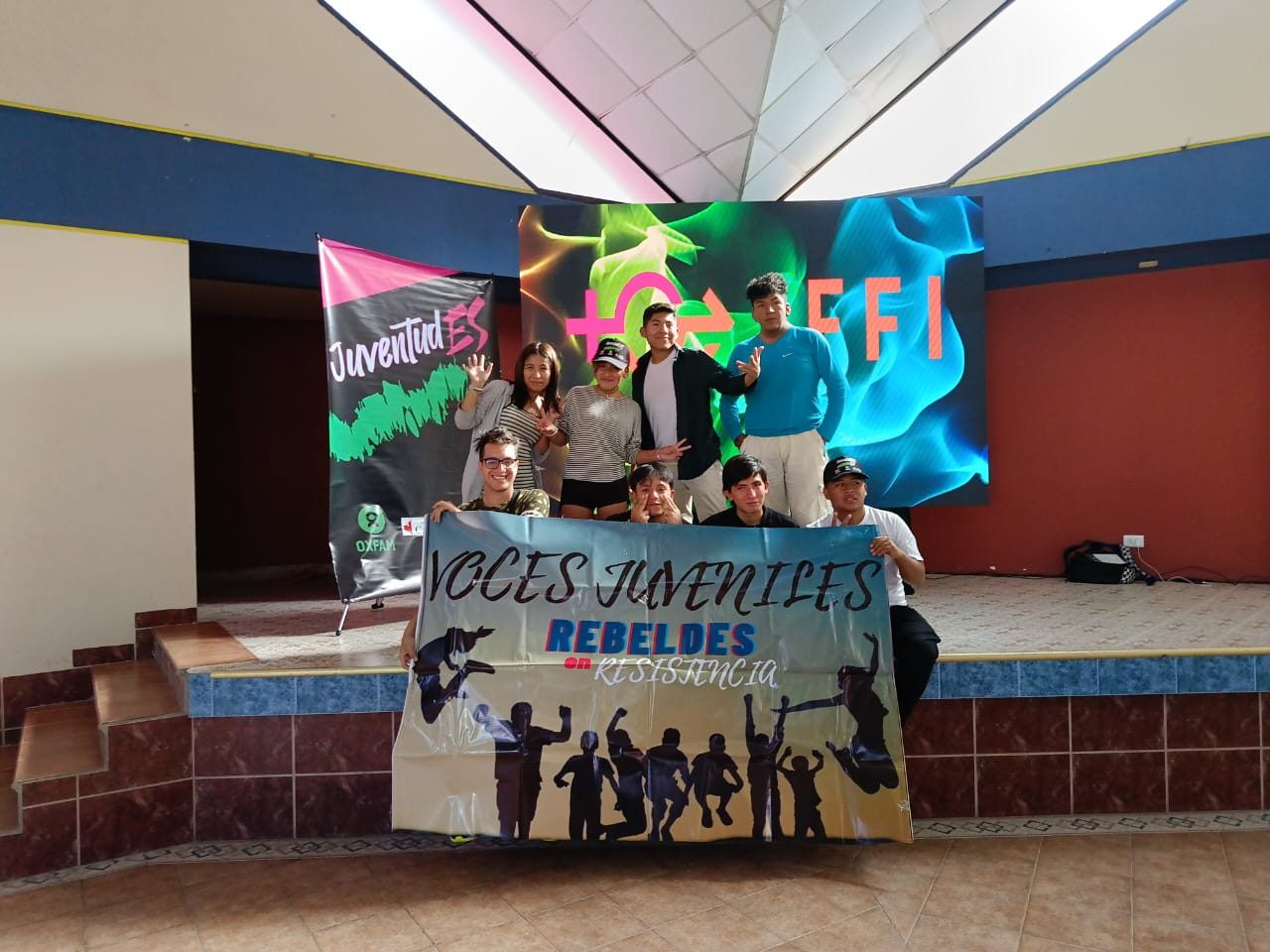 Grupo de jóvenes con el cartel Voces Juveniles Rebeldes en Resistencia